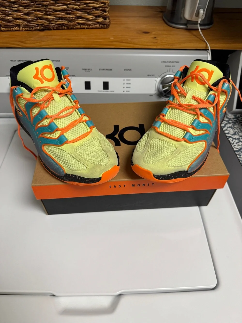 Men’s basketball shoes. Size 10.5. KD 18
